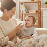 Zoom du bébé portant le bavoir gris